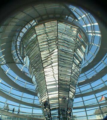 Toppen av glasskuppelen sett fra innsiden