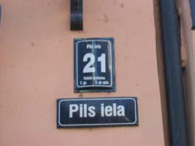 Pils er latvivisk for slott.Gatenavnet "Pils leia"har ingenting med drikkevarer eller "lysløypa" å gjøre
