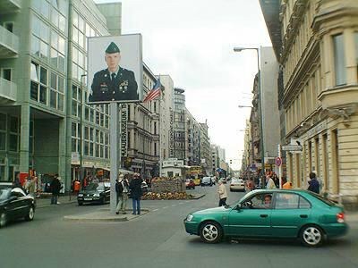 'Checkpoint Charlie' sett fra den gamle 'Østsiden' av 'muren'