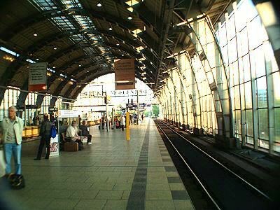 Alexanderplatz er  fortsatt en av de mest sentrale jernbanestasjonene i Berlin.