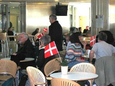 40 års dagen ble feiret med gratis kaffe og danske flagg