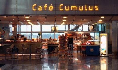 Cafe Cumulus mellom  innsjekingskrankene -og avgangshallen