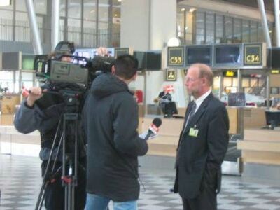 Lufthavnssjef Jørgen Krab Jørgensen intervjues av Dansk TV