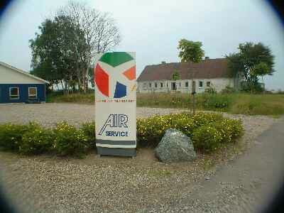 Hovedkontoret ligger ved "Koldingegnens flyveplads " utenfor Vamdrup- ved grensen til Sønderjylland