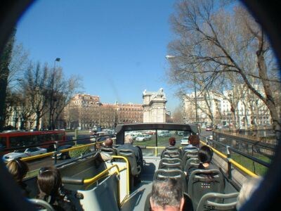På rundtur med dobbeltdekkerbuss i Madrid