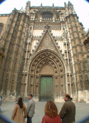 Den mektige inngangen til Katedralen i Sevilla - La Giralda