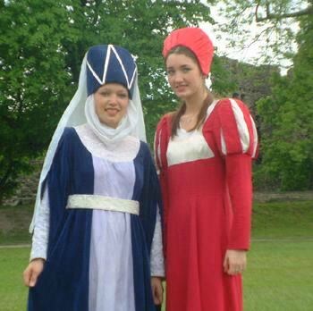 To jenter i kostymer til et lokalt historiespill
