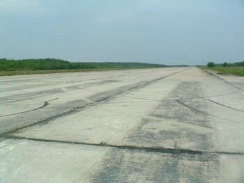 Noen kilometer syd for Haapsalu ligger det en  nedlagt sovjetisk flybase . Rullebanen er fremdeles inntakt og kan den dag idag ta ned de største  fly