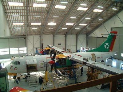 Flyet en ATR-42 tilhørende DAT som banneren skal monteres på.