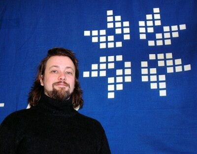 Jesper Fremgård fra Cabesa i Stockholm har tidligere  ikke jobbet med flydesign. Her står han foran Coast Airs nye logo