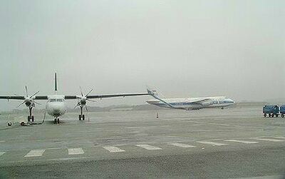 Antonov 124-100 maskinen ruver godt i landskapet ved Stavanger Lufthavn Sola.
