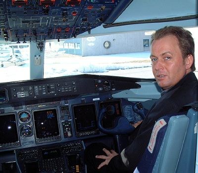 Kristian Tvergaard , som selv har flysertifikat, i cockpiten på Dornier 328 maskinen