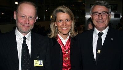 Tre sjefer på et brett. Maersk Airs  Anne von Glasow  flankert av lufthavnsjef Jørgen Krab Jørgensen og Sun Airs Niels Sundberg