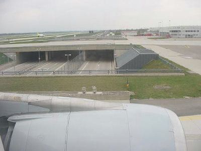 Flyplassen ligger svært nært motorveien inn til München.