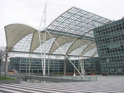 I forbindelse med bygningen av terminal 2 har man også lagt stor vekt på det arkitektonsike rundt flyplassen.