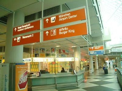 På flyplassen har også mange reisebyråer funnet sin plass, her kan man møte opp å kjøpe sydenturer i siste liten.