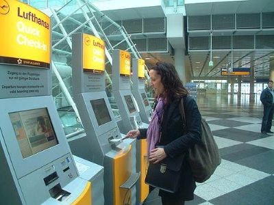 Presseansvarlig for flyplassen Erica Gingerich viser boarding.no`s medarbeider hvor enkelt det er å sjekke inn ved flyplassen.