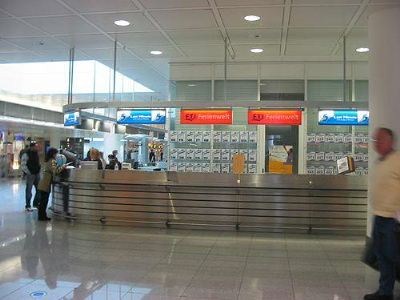 Man finner mange reisebyråer i Terminal 2.