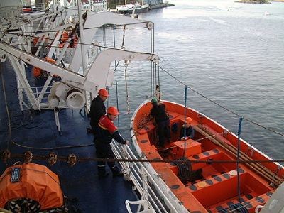Livbåtøvelse under  "åpent skip" i Stavanger