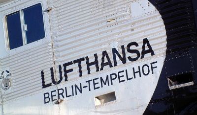 Det 69 år gamle flyets navn  er:  'Berlin-Tempelhof'. Tidligere navn var 'Falken' og 'Askeladden', samt 'Iron Annie'
