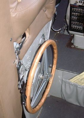 Flapsjustering i cockpit med et godt gammeldags treratt.