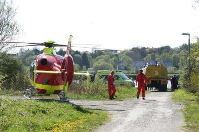 Luftambulansens redningshelikopter ankommer ulykkestedet.