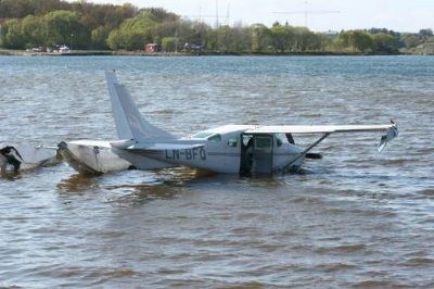 Flotørene hadde fått en hard medfart under landingen, og ble revet av.