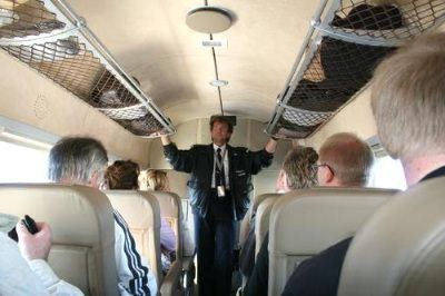 Purseren  gir sine instruksjoner - om nødutganger  osv., samt orienterer om flyets historie siden 1936 !