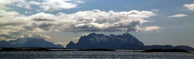 Nordlandskysten syd for Bodø - også kalt "Himmelblåkysten"....