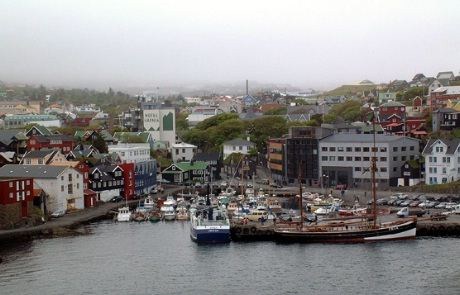 MF Norrøna 'bakker' inn på havnen i Torshavn - som med sine 18.000 innbyggere er verdens minste 'hovedstad'.