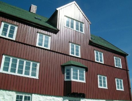 Det store røde huset på Tinganeset i Torshavn.