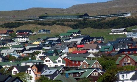 Hotel Föroyar er Færøyenes største hotell der det  troner i bakken over byen.