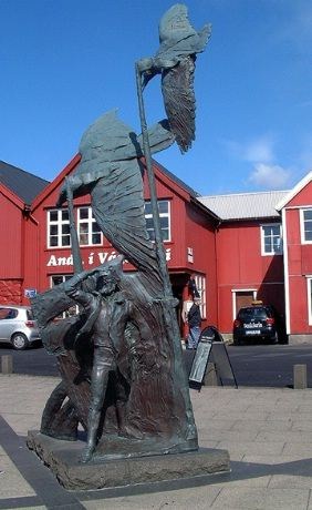 Skulptur  på bryggen i Torshavn