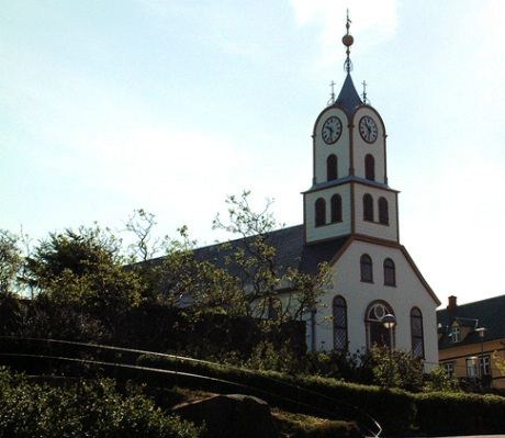 Den gamle hovedkirken i Torshavn. Færingene er flittige kirkegjengere om søndag , men tar seg gjerne en fest  fredag og lørdag