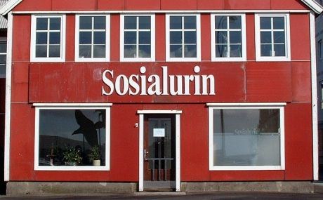 Her holder den største avisen til. Ja, den heter Sosialurin !