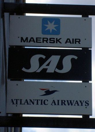SASog Maersk Air på samme reklameskilt ... Jo, tiden står  stille på Færøyene