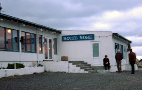 Midnattstemning utenfor hotell Nord, som med sine 15 rom er det største hotellet i sin del av Færøyene.