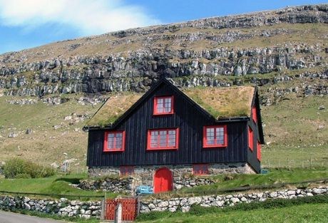 Kirkjubøur ligger 15 kilometer syd for Torshavn. Bygda var i katolsk tid Bispesete med egen presteskole. Kong Sverre skal ha blitt fødd i en av fjellhulene bak huset .