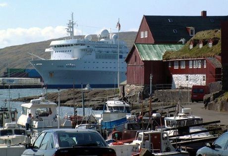 Havnen i Torshavn med Tinganeset og cruiseskip