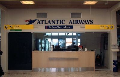 Atlantic Airways holder til på Vagar- rundt 40 minutters kjøring fra Torshavn. Her er selskapets infoskranke på flypalssen
