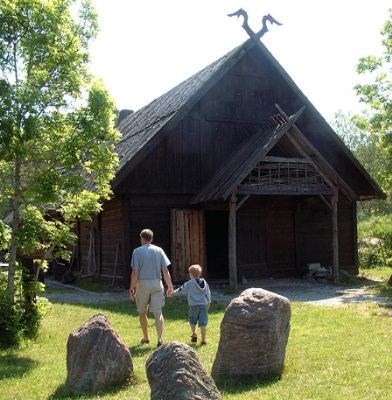Gotland har sin egen Vikingelandsby med både røykestove og langhus. Øya hadde en sentral posisjon i Vikingetiden.