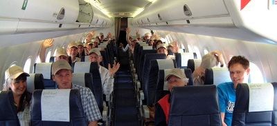 Alle passasjerene på premiereflyvningen fikk  caps fra Widerøe