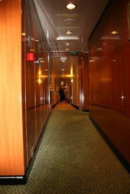 Vi vandrer videre i en av de mange korridorene.