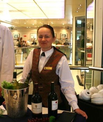 Her står servitøren klar til å gi deg en smaksprøve på vin