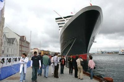 Mange av Stavangers beboere hadde tatt turen inn til byen for å iakta den enorme Queen Mary 2