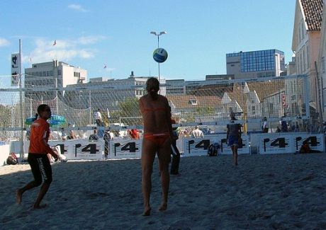 Det spilles sandvolleyball  på nærmere 10 arenaer rundt  Vågen i Stavanger