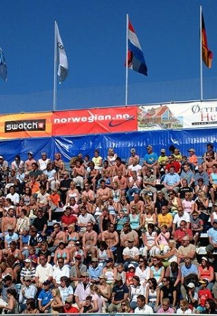 Sandvolleyballens verdenserie er også et  "kommersielt sirkus" ...Flyselskapet Norwegian er blant de norske firmaene på sponsorsiden
