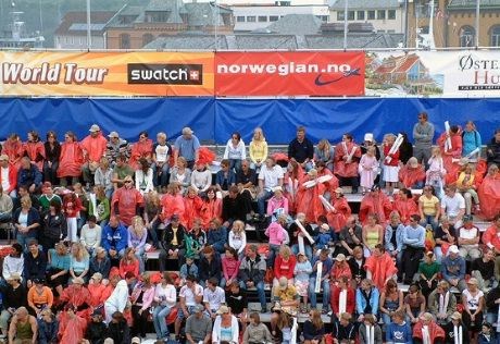 Lørdag formiddag  kom regnet . Da gjorde Norwegian stor lykke med sine  røde ponchoer !