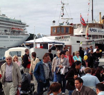 Folk vrimlet over alt . I bakgrunnen  ligger 141 år gamle "Riskafjord 2"  - og P&O`s cruiseskip "Artemis"