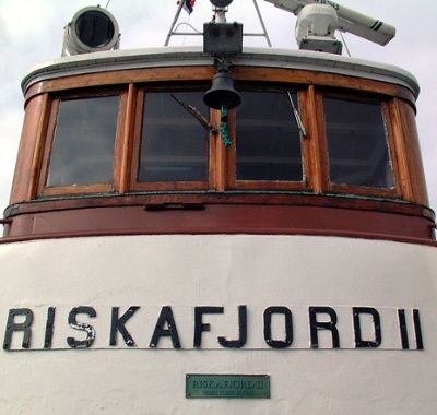 141 år gamle "Riskafjord 2" er verdens eldste jernskip med passasjersertifikat i saltvann . Den gamle rutebåten er trolig også eldste deltaker under "Gladmat 2005"